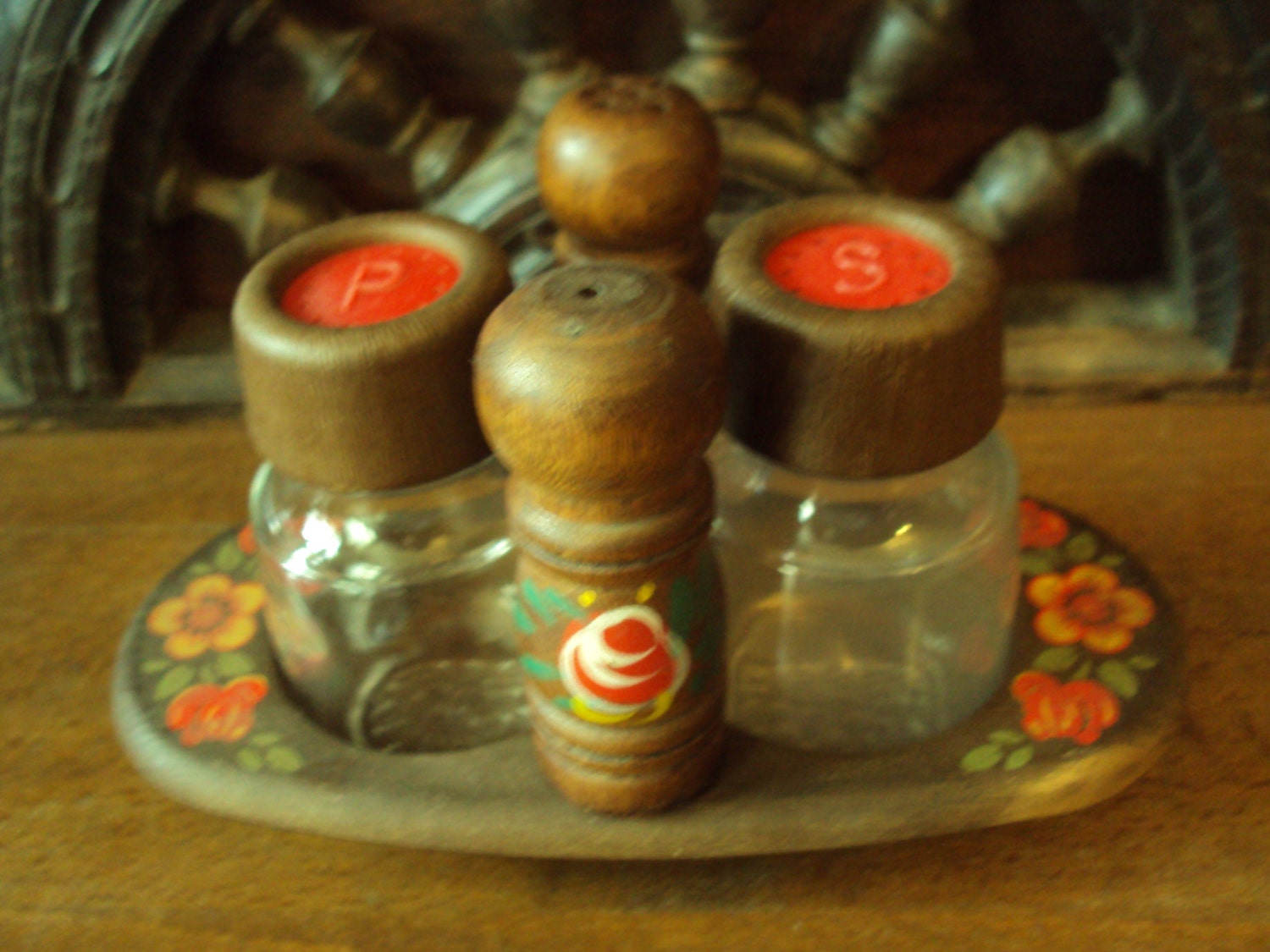 Vintage Français. Salières et Poivrières avec Leur Plateau Fleuri Datant Des Années 60.