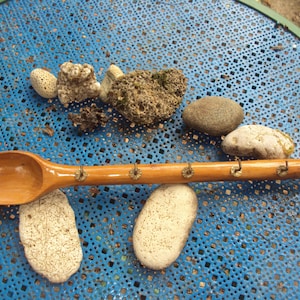 Wooden spoon transformed by hand into a key ring in 1960, it was made in France.