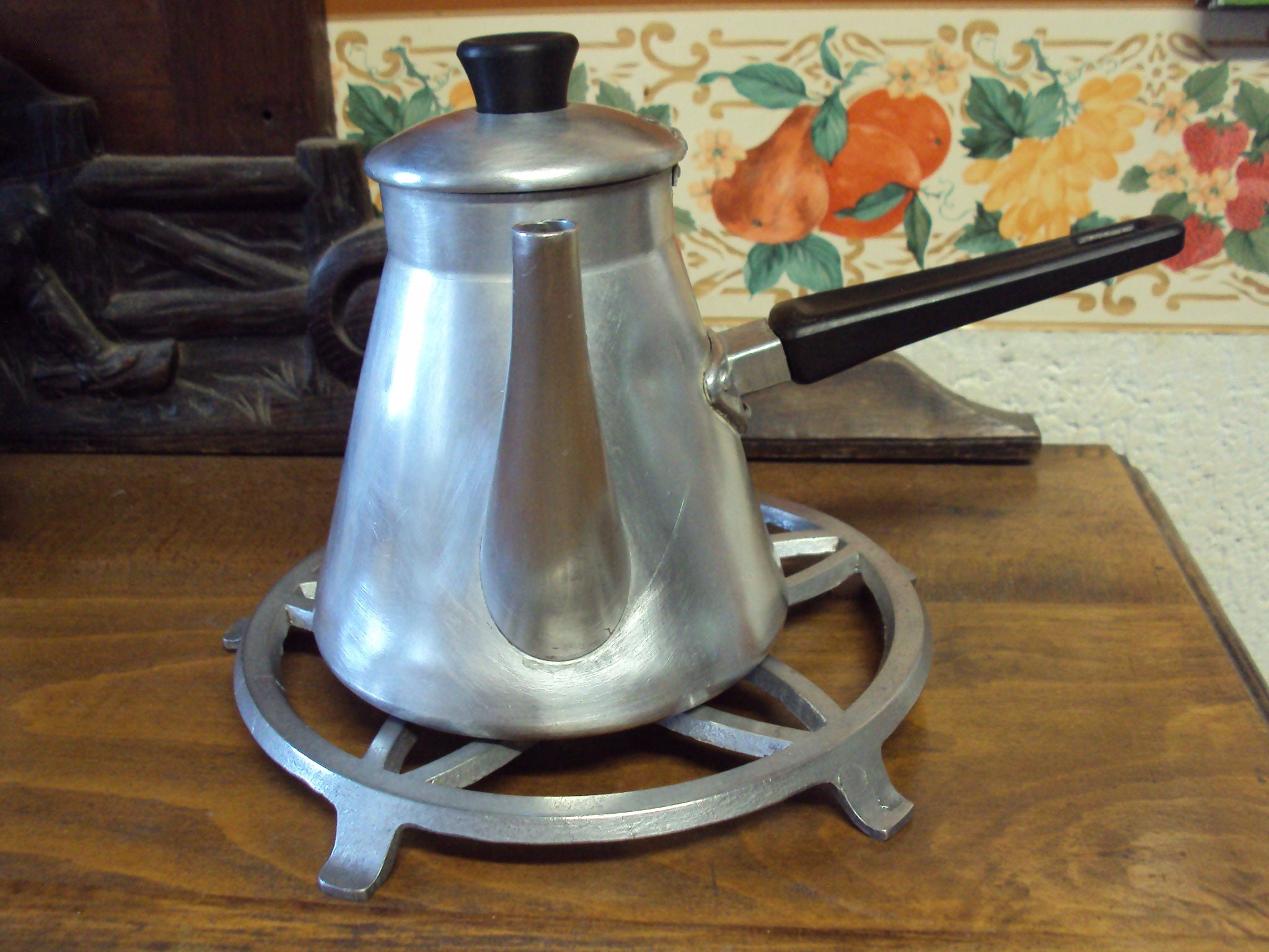 Théière Marocaine en Alu et Son Dessous de Plat Datant Des Années 60.