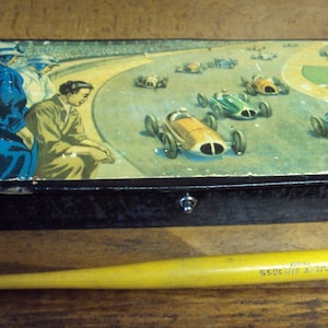 Plumier en carton-cuir datant des années 1950 avec image de course de voitures.