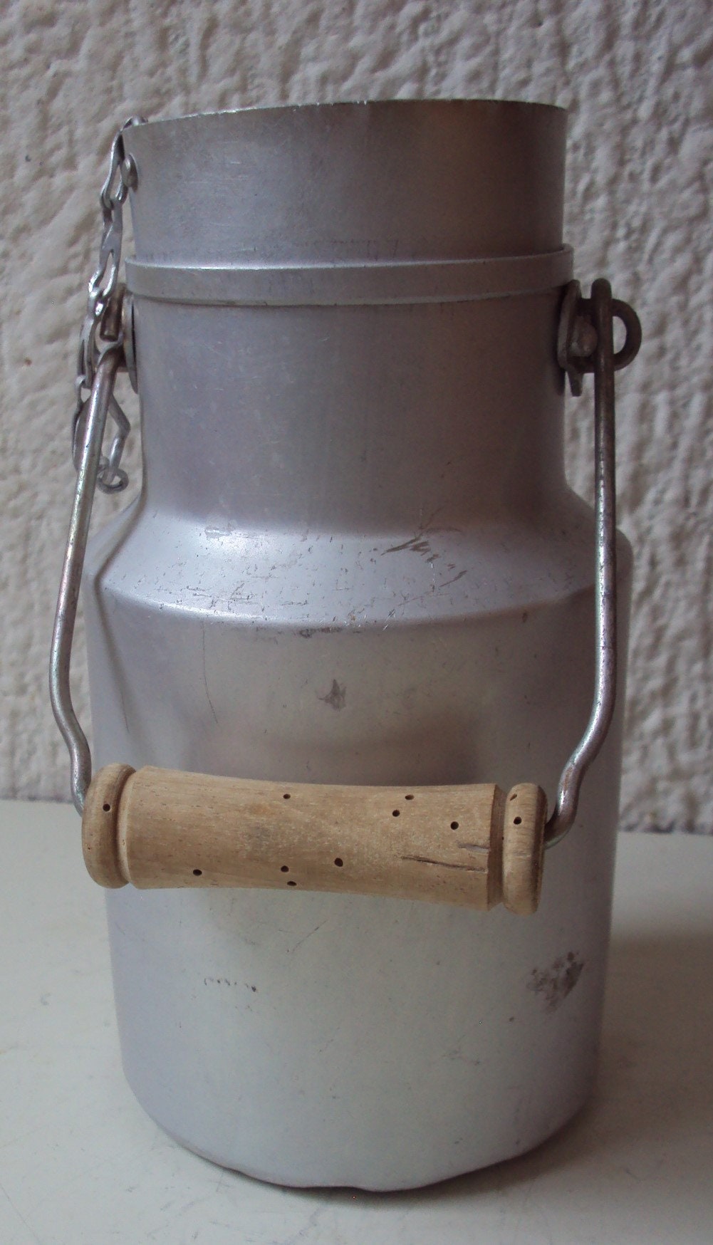 Le petit pot à lait en alu avec poignée en bois - Ma valise en carton