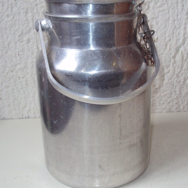 Pot a lait en aluminium contenant 2 litres et datant des années 1960.