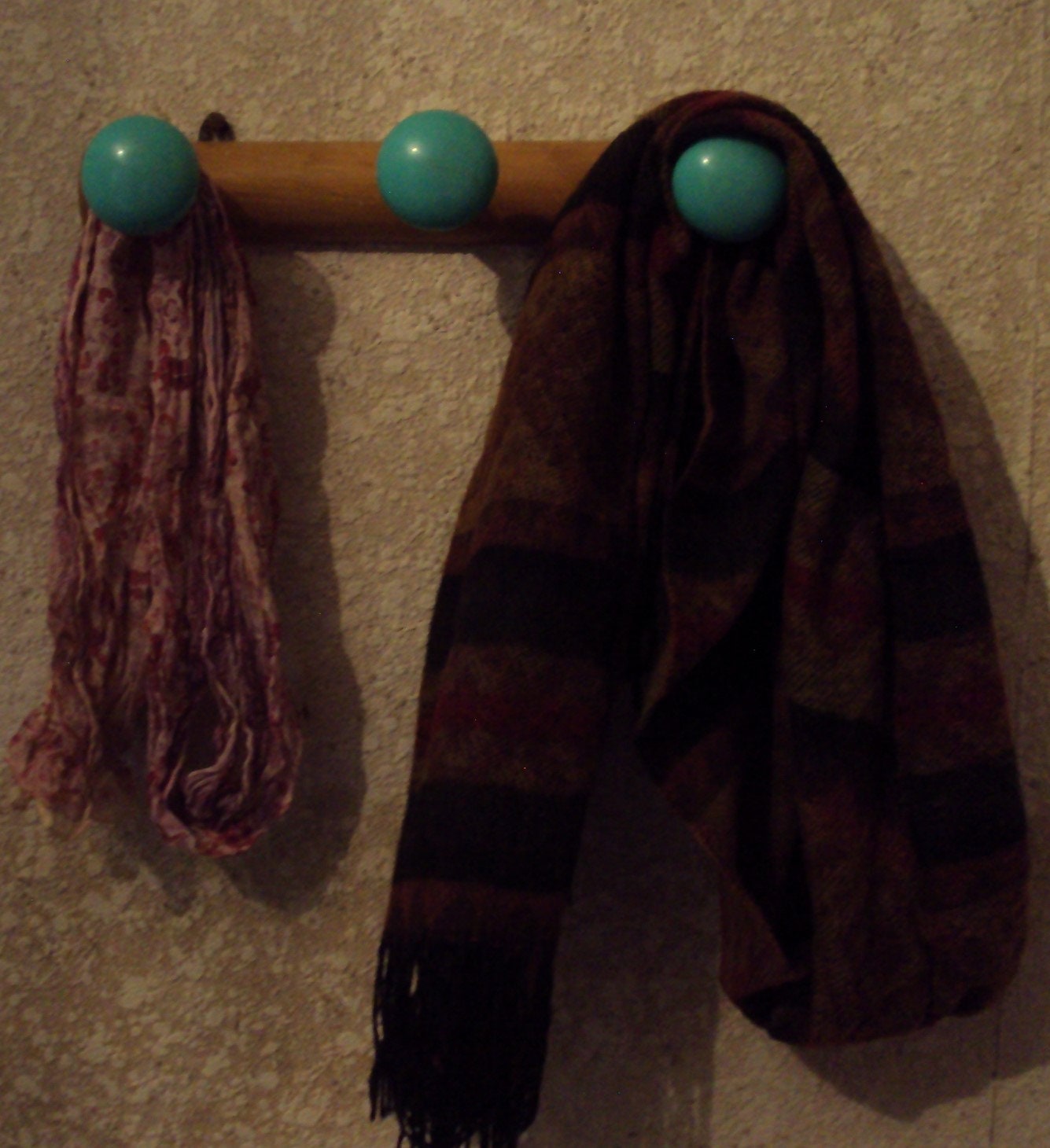 Véritable Porte Manteau d'école Ancien en Bois et Plastique Datant Des Années 60.