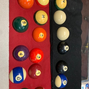 Une demi-balle de billard vintage. La moitié d'une balle de billard standard, c'est pour UNE moitié, dites-moi quel nombre. image 1