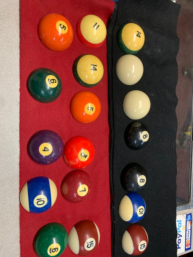 Une demi-balle de billard vintage. La moitié d'une balle de billard standard, c'est pour UNE moitié, dites-moi quel nombre. image 1