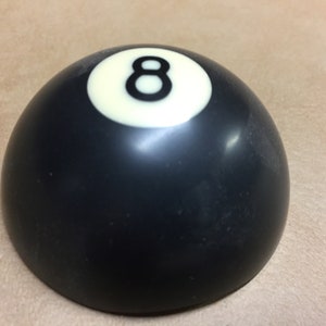 Une demi-balle de billard vintage. La moitié d'une balle de billard standard, c'est pour UNE moitié, dites-moi quel nombre. image 2