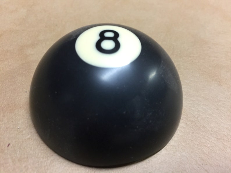 Une demi-balle de billard vintage. La moitié d'une balle de billard standard, c'est pour UNE moitié, dites-moi quel nombre. image 2