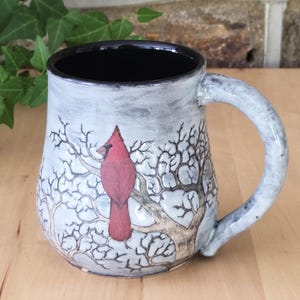 Taza de gres con técnica de esgrafiado torneada a mano - Diseño de cardenal en un árbol, esmaltada en gris tormenta y negro - Cerámica funcional hecha a mano