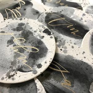 Watercolored Coasters / / kalligrafie schildersmonogram / / aquarel escortcards / / bruiloft plaatskaarten