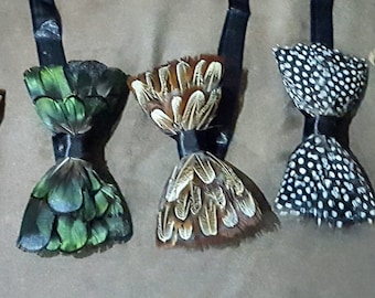 Pajarita de plumas auténticas de faisán y gallina de Guinea