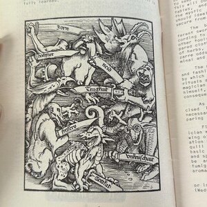 Puede incluir: Ilustraci&oacute;n en blanco y negro de un libro, que representa varias criaturas y figuras fant&aacute;sticas. La obra de arte presenta un trabajo de l&iacute;nea detallado e incluye pancartas con texto. El tema general sugiere un contexto m&iacute;stico o mitol&oacute;gico.