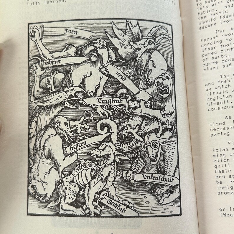 Puede incluir: Ilustraci&oacute;n en blanco y negro de un libro, que representa varias criaturas y figuras fant&aacute;sticas. La obra de arte presenta un trabajo de l&iacute;nea detallado e incluye pancartas con texto. El tema general sugiere un contexto m&iacute;stico o mitol&oacute;gico.