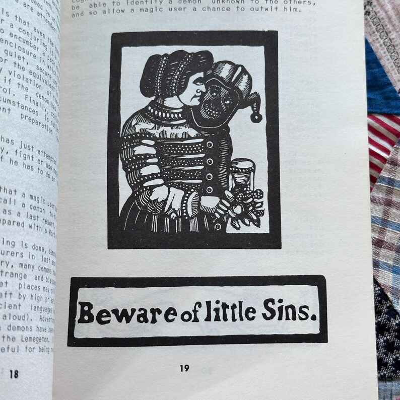 Puede incluir: Ilustraci&oacute;n en blanco y negro de una p&aacute;gina de libro. La imagen muestra a una persona abrazando a una figura con una m&aacute;scara con cuernos. Debajo, un recuadro con el texto "Beware of little Sins."