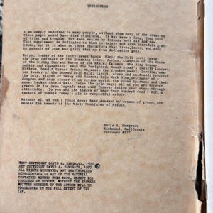 Puede incluir: Una p&aacute;gina vintage con el t&iacute;tulo "DEDICATION" en la parte superior. El texto es una dedicatoria a varias personas, con el nombre del autor, David A. Hargrave, y la fecha, febrero de 1977, en la parte inferior. Tambi&eacute;n se incluye informaci&oacute;n sobre derechos de autor.