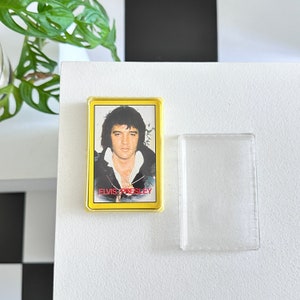 Raro NOS vintage de la década de 1970 stock muerto Elvis Presley Vegas jugando a las cartas baraja completa sin usar todavía en envoltorio fan merchandising en estuche de transporte de almacenamiento