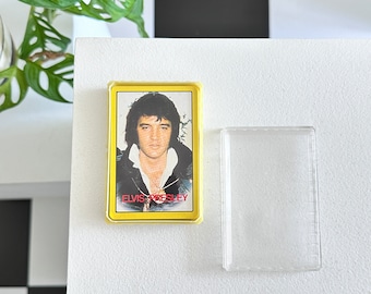 Seltene, unbenutzte Elvis Presley Vegas Spielkarten aus den 1970er Jahren, originalverpackt und in einer Aufbewahrungsbox. Fanartikel.