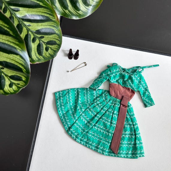 green dress brown heels What Colour Shoes With A Green Dress: A Styling Guide