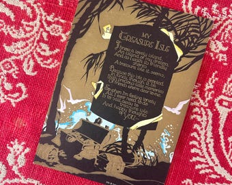 Pode incluir: Um cartão de felicitações retangular com uma ilustração dourada e preta de uma ilha tropical com palmeiras, um baú de tesouro e pássaros brancos. O texto diz: My Treasure Isle, I know a lovely island, An island of my dreams, And as I walk its friendly shores, A treasure isle it seems, Because this isle is peopled, In fancy, though it be, With precious little memories, Of friends who're dear to me, So when I'm feeling lonely, All I ever need to do, Is to sail away to treasure isle, And happy thoughts of you.