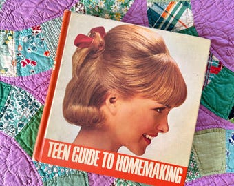 Guía para adolescentes de los años 60 sobre tareas domésticas: Libro de recetas de costura y economía doméstica de Barclay Champion, de mediados de siglo.