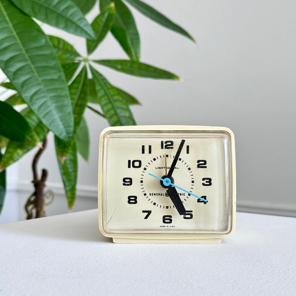 Vintage 1960s General Electric alarm clock #7369A lighted dial cream white black blue Mod Mid Century tested working analog table desk clock