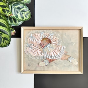 Vintage 1940er Jahre Maud Tousey Fangel dimensional Kinderzimmer Druck schlafendes Baby w / Satin Decke Kunst Lithographie häkelte Seide gerahmt Mid Century
