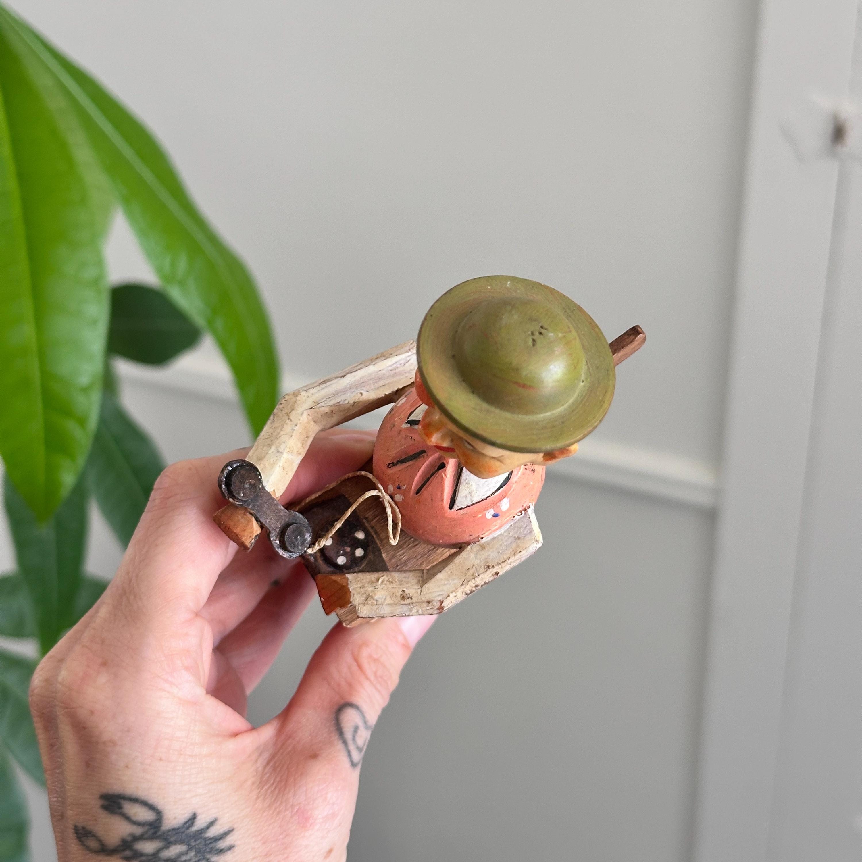 1950年代のヴィンテージのフィギュア電話、機械式コルクアクション 