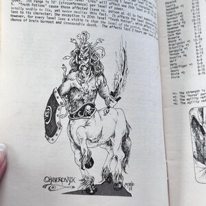 Puede incluir: Ilustraci&oacute;n en blanco y negro de una criatura fant&aacute;stica, un centauro con cabeza de Medusa, espada y escudo. La imagen es de un juego de rol, con el nombre "CHAEROVYX" y una lista de personajes.