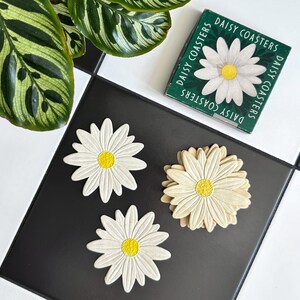 Vintage 1960er Jahre Daisy Untersetzer 8er Set in Box John P Gleason Los Angeles Weiß & Gelb Floral Kunststoff Retro Mod Barware