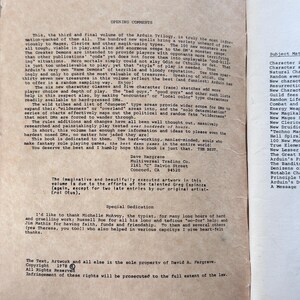 Puede incluir: P&aacute;gina de un libro vintage de 1978, con texto sobre la Trilog&iacute;a Arduin y una lista de temas a la derecha. La p&aacute;gina incluye el nombre del autor, informaci&oacute;n de copyright y una dedicatoria especial.