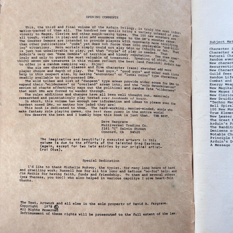 Puede incluir: P&aacute;gina de un libro vintage de 1978, con texto sobre la Trilog&iacute;a Arduin y una lista de temas a la derecha. La p&aacute;gina incluye el nombre del autor, informaci&oacute;n de copyright y una dedicatoria especial.