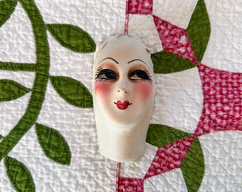 Rara pieza vintage de los años 20: cabeza de muñeca de cuero con máscara facial pintada a mano, estilo Art Déco, media muñeca, 5 pulgadas.