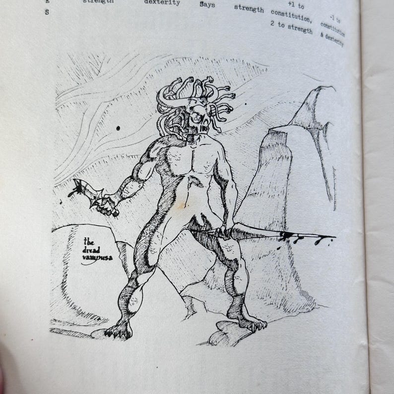 Puede incluir: Ilustraci&oacute;n a pluma y tinta de una figura musculosa con cabeza de Medusa, sosteniendo una espada. La figura est&aacute; sobre una superficie rocosa. Texto: "the dread vampusa".