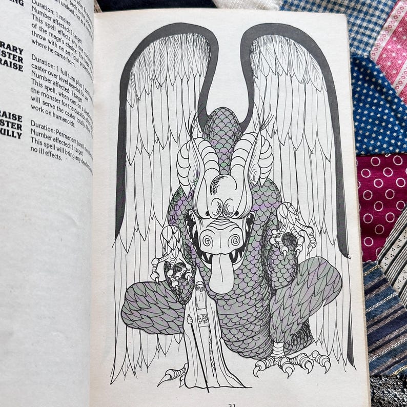 Puede incluir: Ilustraci&oacute;n en blanco y negro de una criatura parecida a un drag&oacute;n con grandes alas emplumadas, una lengua larga y patas con garras. La criatura est&aacute; representada en posici&oacute;n agachada, con escamas y detalles intrincados. La imagen es de un libro.