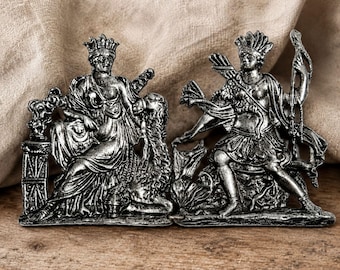 Vintage tinnen riemgesp met mythologisch thema, tweedelige figuurlijke sluiting, klassiek kostuumaccessoire met afbeelding van de godin-boogschutter.