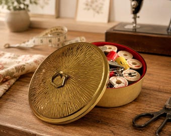 Vintage messing naaidoos met zonnestralenmotief, rode fluwelen binnenkant, reisetui voor naaibenodigdheden