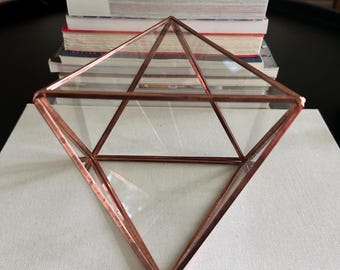 Vintage koperen messing en glas geometrisch terrariumprisma display sculptuur modernistisch decor