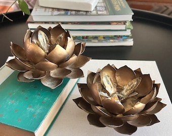 Vintage guldfärgade lotusljusstakar, set med 2 metallblomsljusstakar, Hollywood Regency-dekor, Boho Lotus-dekor