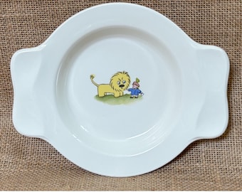 Prato infantil vintage de cerâmica, fundo, com alças, desenho de menino leão, conto de fadas, lúdico.