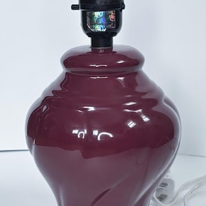 Vintage Oxblood Rote Keramik Tischlampe Mid Century Modern Gothcore Dark Romance
