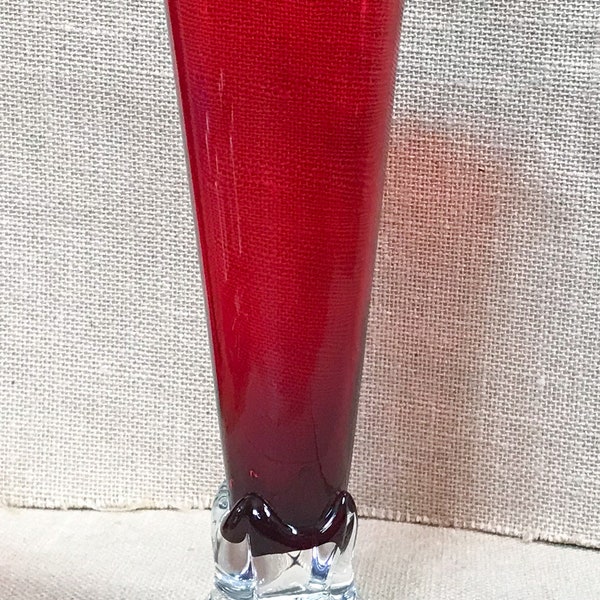 Vase vintage en verre rouge rubis soufflé à la main et base transparente Edgy Gothcore