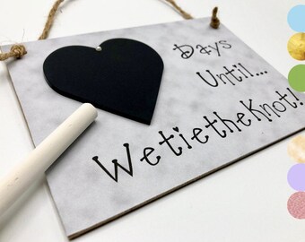 Cadeau de fiançailles pour couple, compte à rebours de mariage Panneau au tableau noir, « Jours jusqu’à ce que nous nouions le nœud! » (Gris)