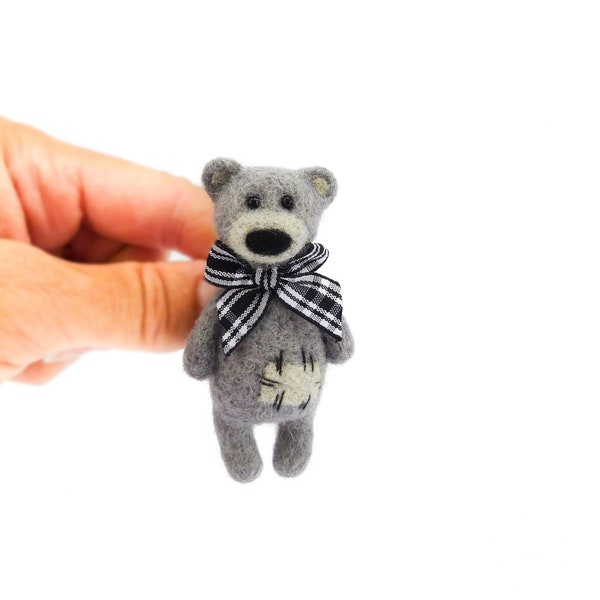 Grey bear brooch, Needle felt bear figurine, Bear with bow pin brooch, Teddy bear brooch, Animal brooch, Bear jewelry, Unisex gift brooch