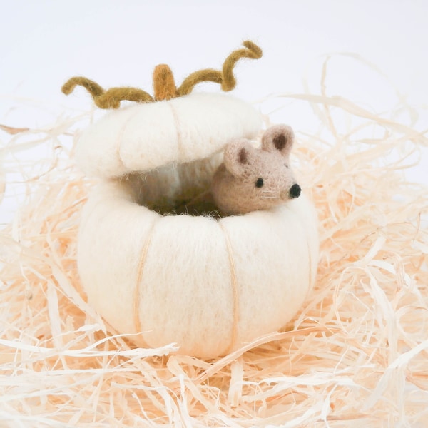 Citrouille blanche et souris beige, Miniature en feutre aiguille, Décoration d'Halloween, Décor de table, Décor d'automne, Décoration de citrouille, Cadeau d'Halloween