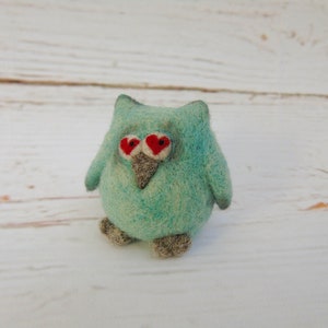 Figura de pájaro en miniatura con fieltro de aguja con ojos rojos en forma de corazón - regalo de San Valentín