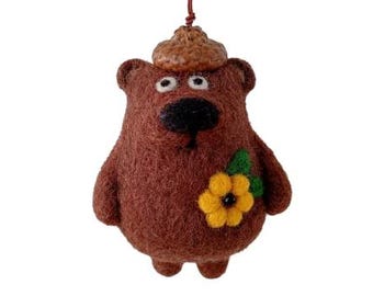 Osito de peluche de fieltro con gorro de bellota y flor amarilla – Adorno de bosque de lana