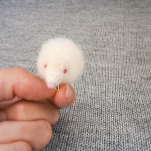 Witte albino-egelbroche, naaldvilten egelspeld, schattige dierenbroche, handgemaakt boscadeau