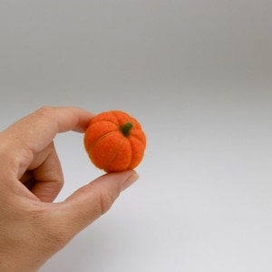 Set of five felted mini pumpkins, Primitive fall decor, Thanksgiving table and shelf decorations, Halloween orange party image 4