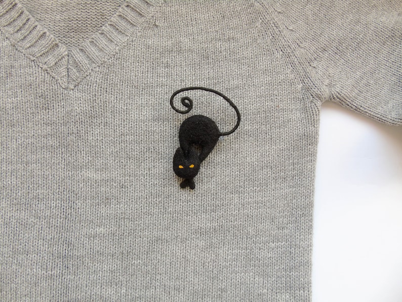 Black cat brooch, Needle felted Halloween animal pin, Cat lovers gift image 6