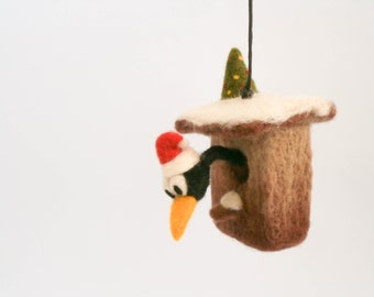 Nichoir d'ornement de Noël avec oiseau et arbre de Noël, miniature feutrée à l'aiguille, décor à la maison d'hiver