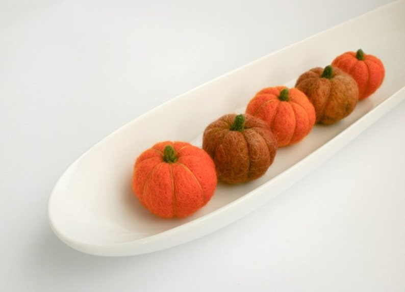 Set of five felted mini pumpkins, Primitive fall decor, Thanksgiving table and shelf decorations, Halloween orange party image 2